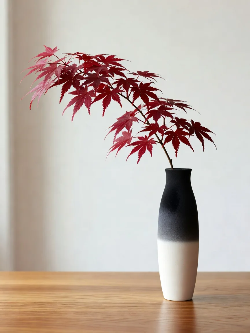 紅葉の枝を活けたミニマルな花瓶